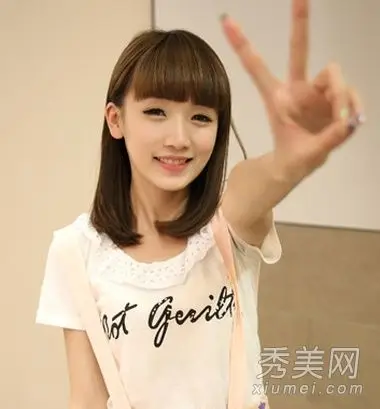 甜美减龄的齐刘海发型 夏季最抢眼