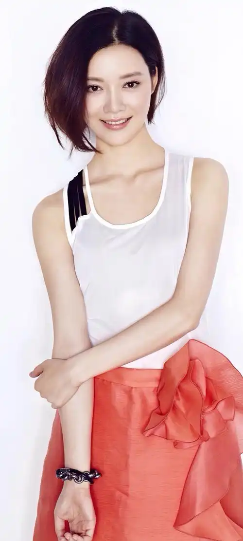 车晓时尚穿搭惊艳亮相,简约优雅展曼妙身姿,短发造型干练显阔太气质!