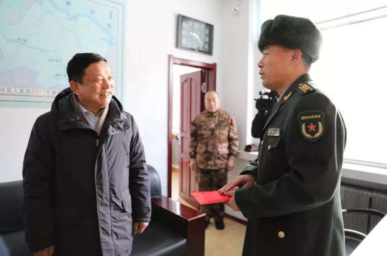 大兴安岭塔河县委书记周魁伟深入基层走访慰问