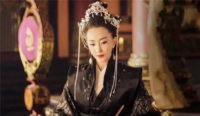 《扶摇》有一个令人惊艳的身影,剧中分饰两角,现实中空姐出身