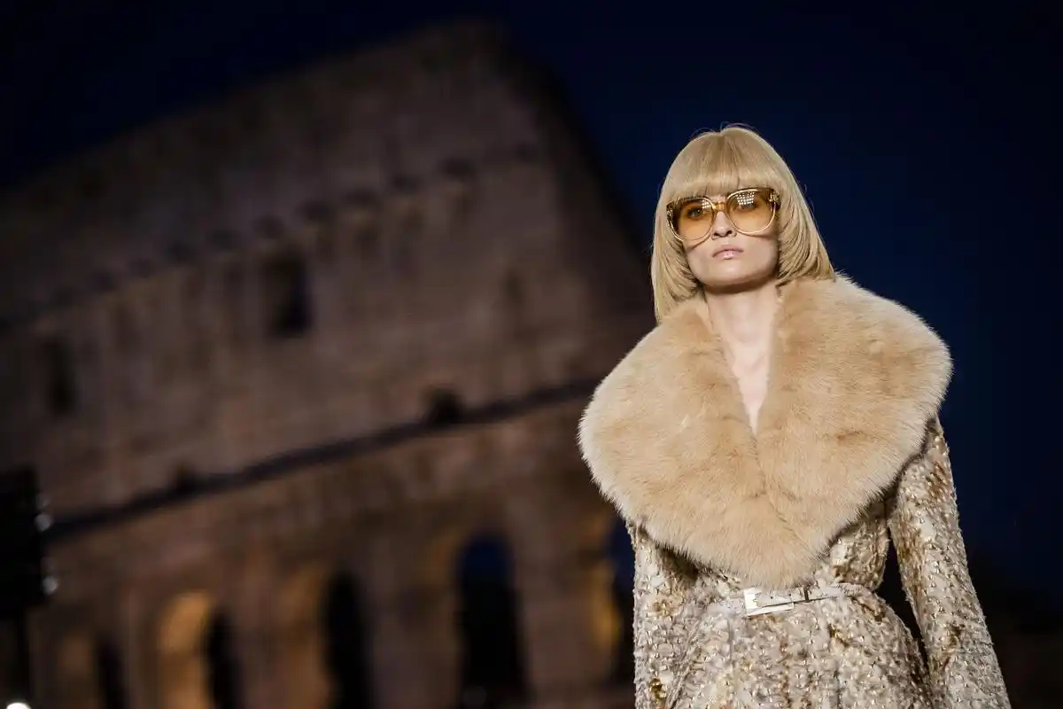 芬迪举办201920秋冬高级定制女装秀