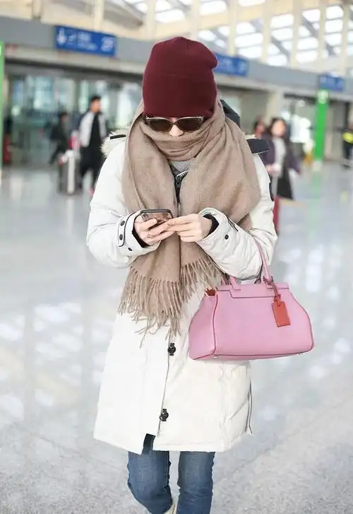 辣妈霍思燕包裹严实变身蒙面侠星味十足 保暖又时髦