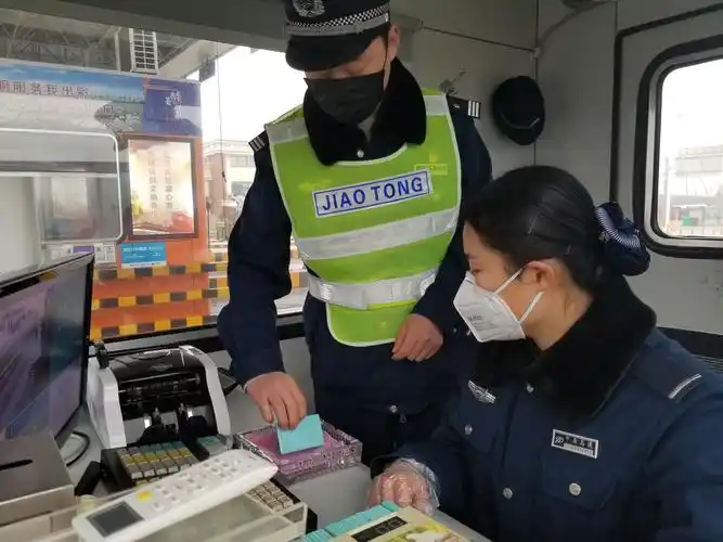 距离产生安全感河南高速收费员自制递卡神器