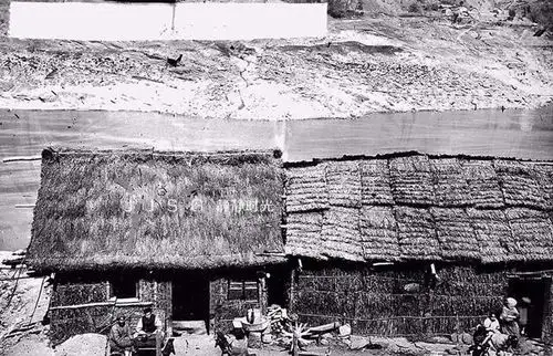 老照片,清朝末年农村百姓住的房子,看后感到心酸