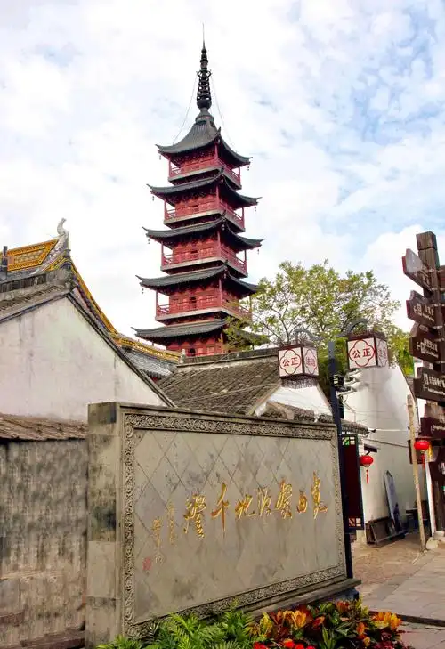 千年古镇秦峰塔位于延福禅寺内