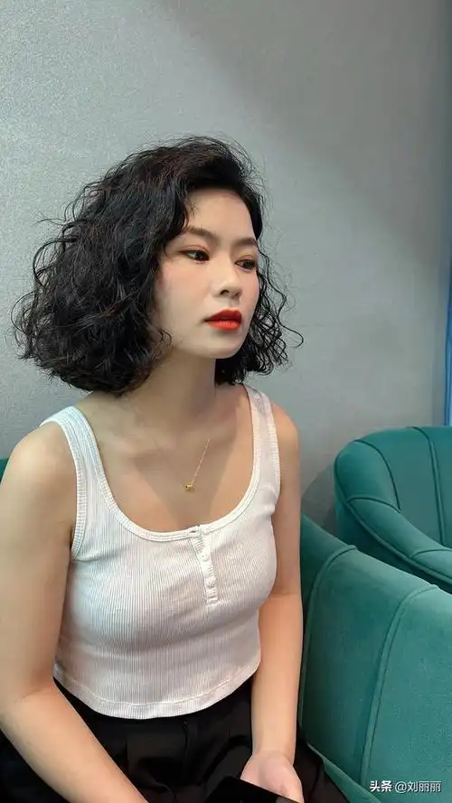 2020最火发型女中短发卷发 中短卷发发型女2020流行发型