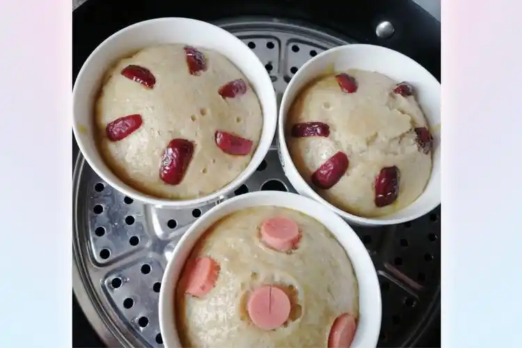 将其上锅蒸熟,美味的发糕就做好了.