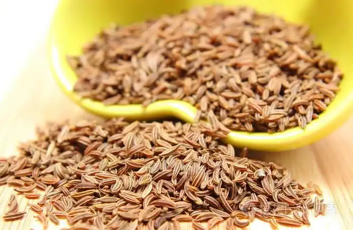 小茴香种子倾泻而出黄色碗