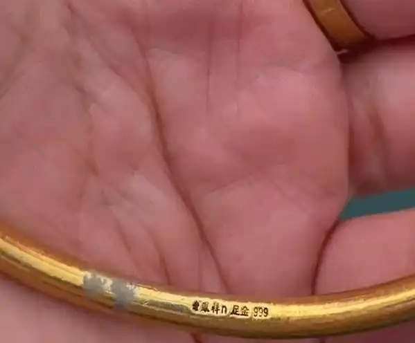 安徽一女子发现金手镯疑似掉色,吓得求助网友,网友一看不淡定