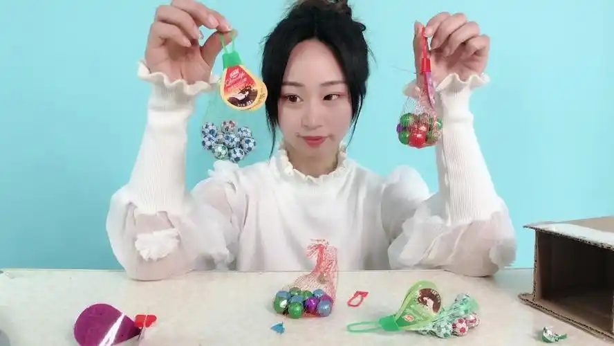 大头和珍珍美食合集 :  妹子试吃"足球巧克力"