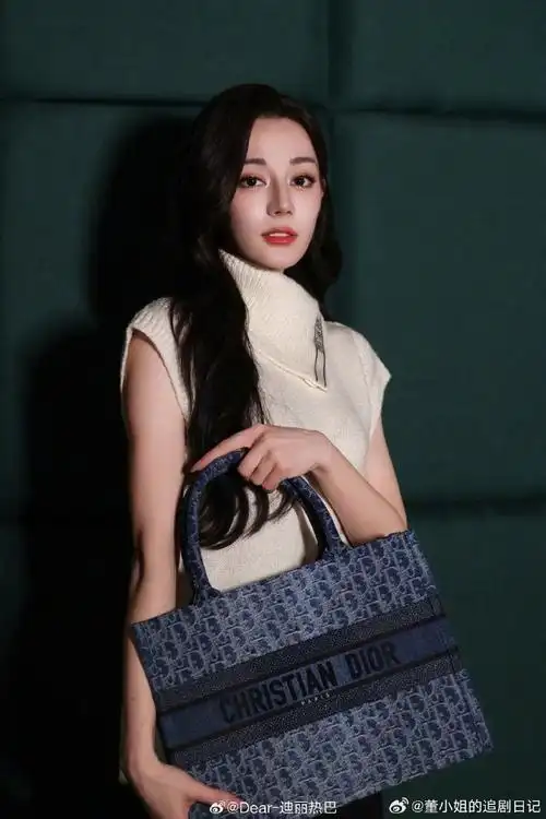 迪丽热巴黑色阔腿裤