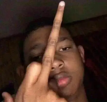 然后兄妹俩互相比了个国际友好手势