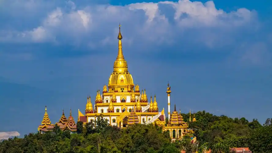 芒市大金塔,雷音寺 - qian近 - 图虫