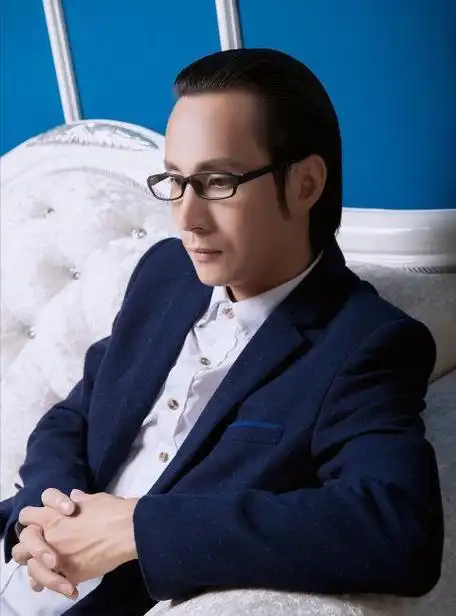 吴均桥两套西装外套写真照曝光 演绎夏日"音乐之才"