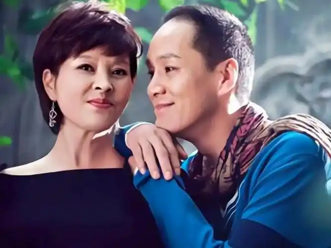 平日里,梁丹妮经常给丈夫写情诗,把家里布置的也很浪漫,冯远征则承包