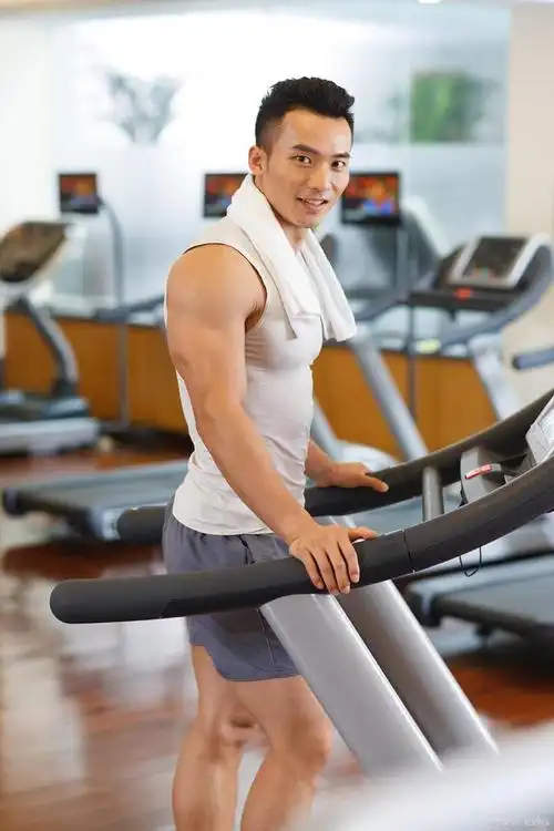 如果有人想看看40岁的男人拥有30岁的身材是什么样,不妨去健身房里