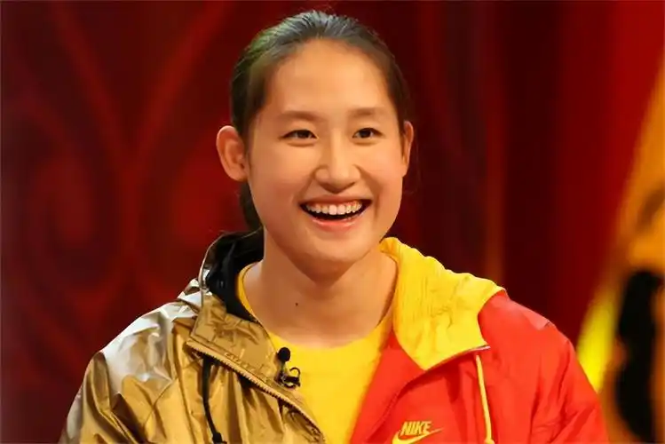 34岁刘子歌定居澳洲,老公57岁,师徒变夫妻,买170万豪车报恩