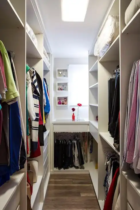 舒适换装不是梦:16 种适合小空间的更衣室与衣橱设计