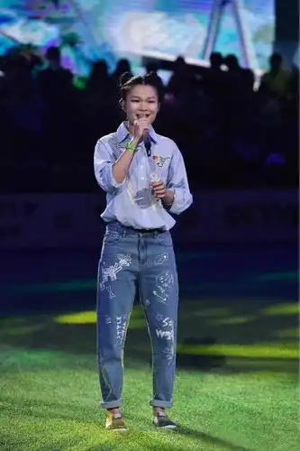 苏运莹助阵足球竞赛献唱萤火虫