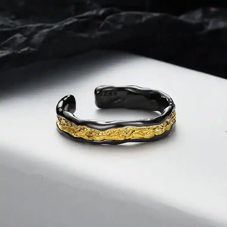 今日上新,高级感黑金戒指.通体纯银,黑金电镀,高级感满满#戒 - 抖音