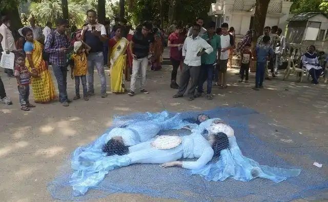 街头出现三条美人鱼被困在渔网中得知真相众人纷纷点赞