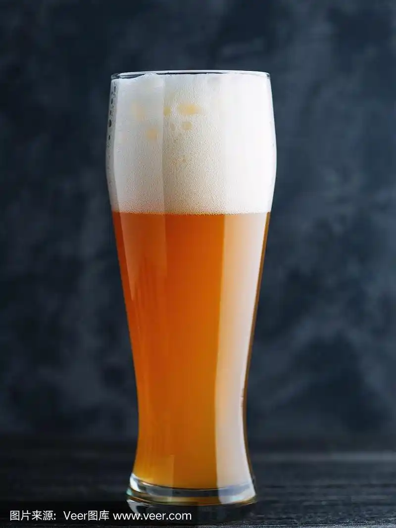 一杯未经过滤的小麦精酿啤酒