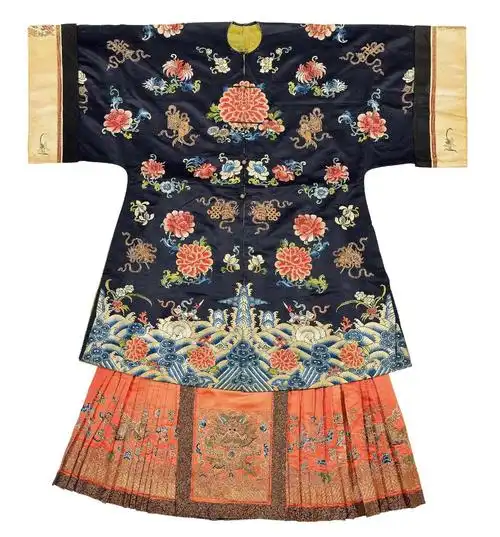 石青色素缎为面,通身满绣牡丹,红莲,海棠,玉兰,水