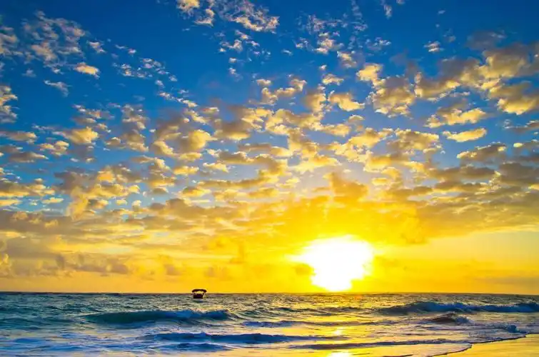 以上海上日落,海面上美丽的落日