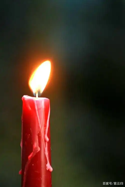 红蜡烛,光中飘曳的倩影,今夜灼伤谁的眼睛