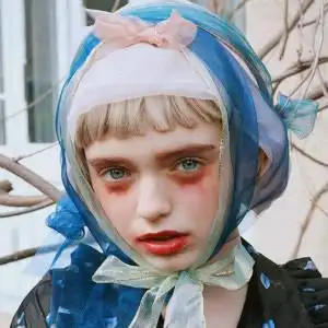 包头巾的小女孩头像