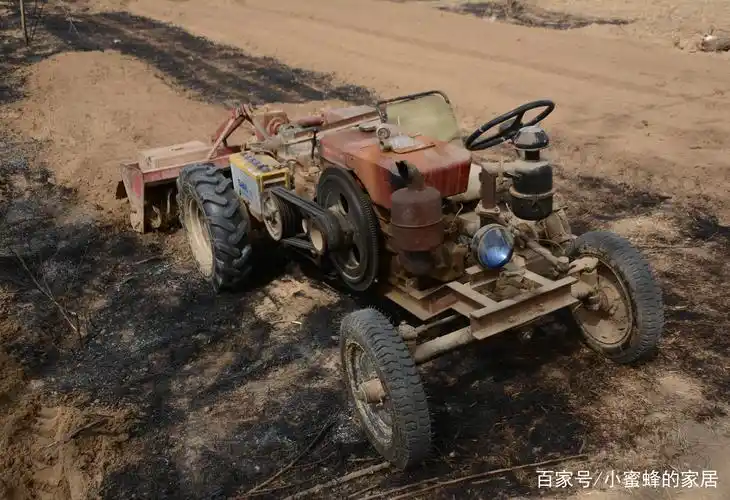 农村大哥花5000元改造拖拉机,高度不足一米,却成了果园好帮手!