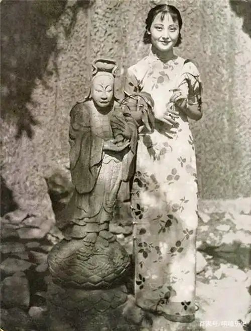 二十年代时,旗袍成为最普遍的女性服装,1929年更是被民国政府定为国家