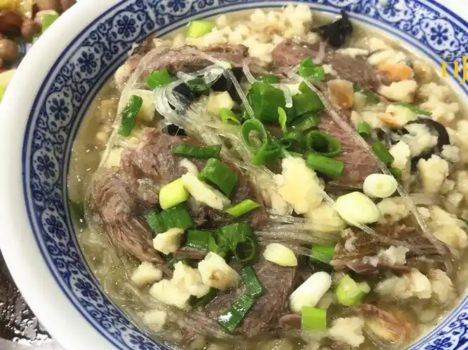 在西安吃美食,你能说得清羊肉泡馍和水盆羊肉的区别吗?