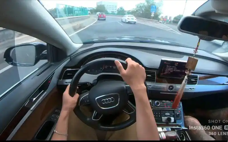 今天给老丈人当司机.开2017款奥迪a8带大家体验体验这舒服的"大船".