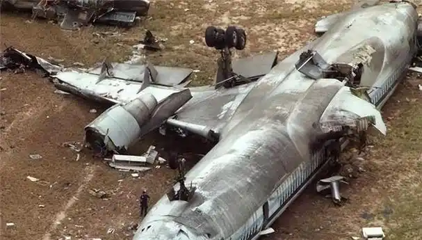 中华航空611航班从中国台北机场起飞,这是一架波音747-200型客机,目的