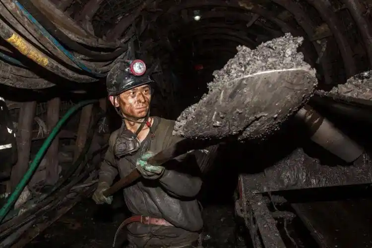 关注致敬最可爱的煤矿工人