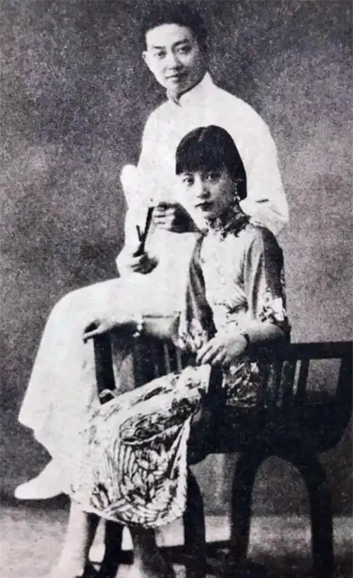 孟小冬罕见旧照确实漂亮与梅兰芳斩断情缘后嫁杜月笙晚年移居台湾