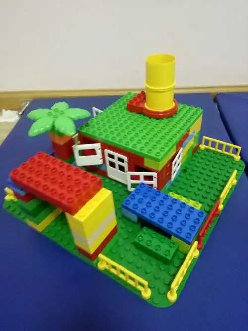 启迪乐高学员:彭浚涵的作品《幻想中的房子》