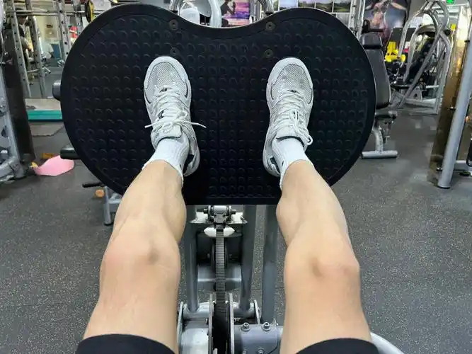 健身房打卡今日练腿