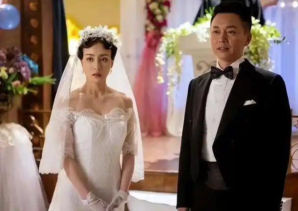 回顾演员刘奕君:带儿子再婚中年得女后,和全家一起把她宠成公主