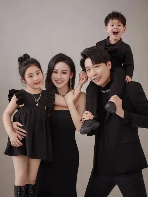 一家四口亲子照这样拍真的好有爱哦