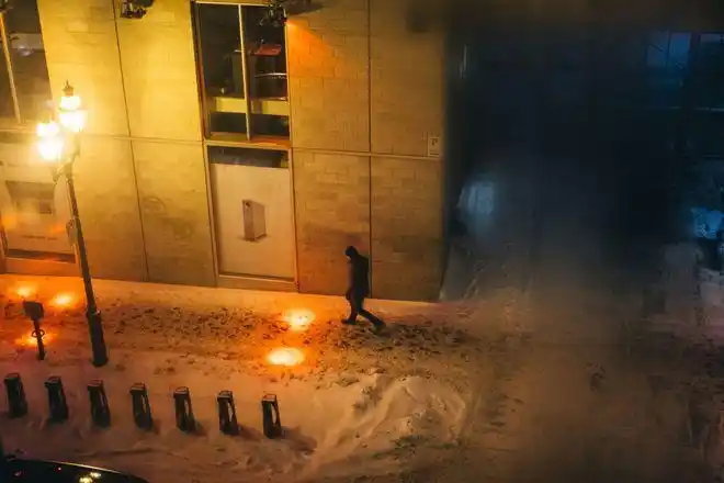 寒冷雪夜的伤感静谧孤独的冬日街景