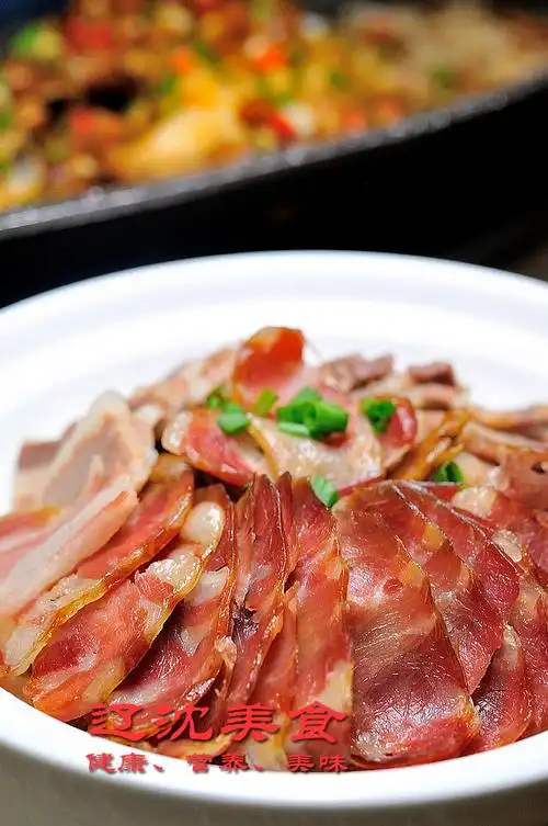 腊味合蒸顾名思义是多种腊味一起蒸出来的,互相融合的香味特别适合下