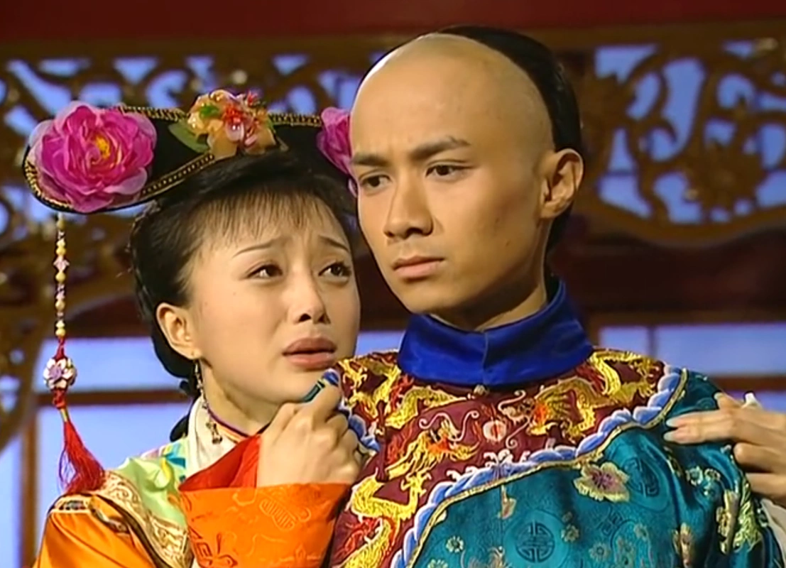 在马车里小燕子握着永琪的手,就是预示着,她已经完全赢了知画!