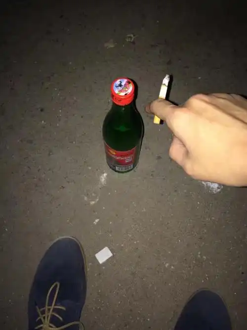 心情不好了 一个人坐在路边喝酒