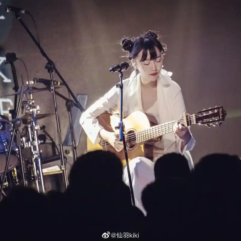 主唱仙羽kiki 光脚满场飞,把气氛推到了高潮,主要还带着仙气.