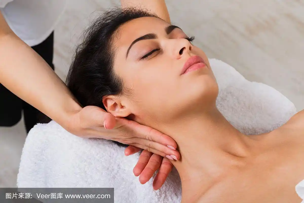 女美容师医生在水疗健康中心做颈部按摩