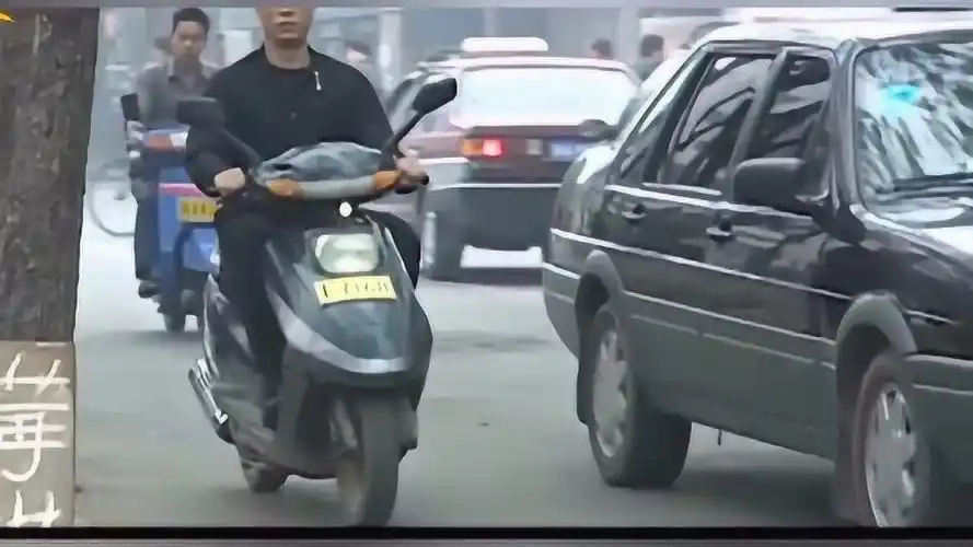 征服刘华强骑电动车的姿势就是帅转弯的时候特别霸气