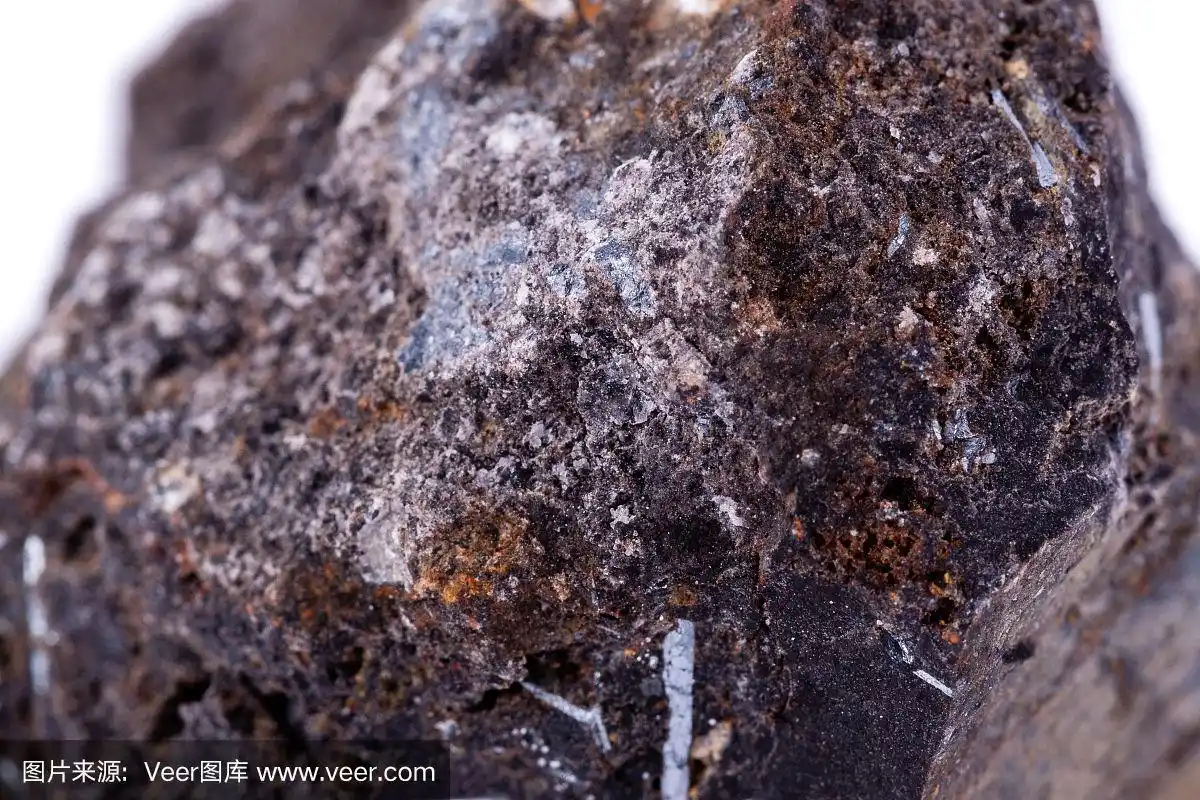 宏观矿物石钛铁矿上的白色背景近景