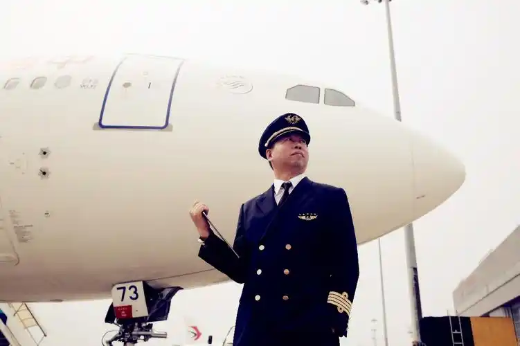 从轰炸机飞行员到民航机长教员庞建军初心不改使命必达